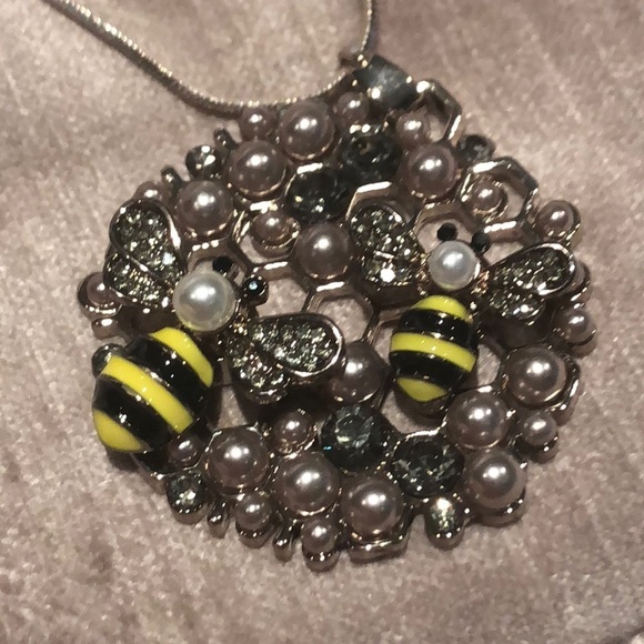 BEE HoneyComb Pendant Necklace NWOTS - Picture 4 of 12